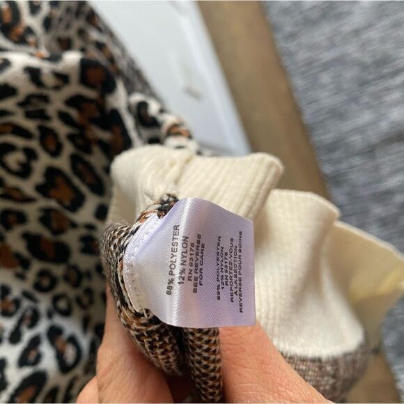T Tahari Leopard Print crew neck Sweater - Picture 4 of 5